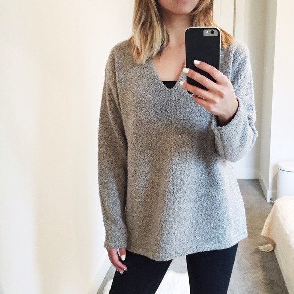 Sold❌Fuzzy Gray V-Neck Chunky Sweater