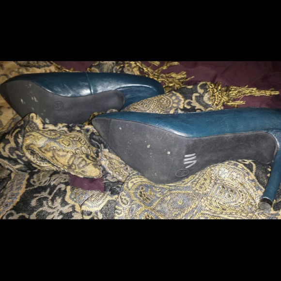 Shoes - Picture 2 of 3