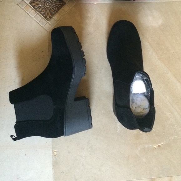 BRAND NEW CHELSEA BOOTS