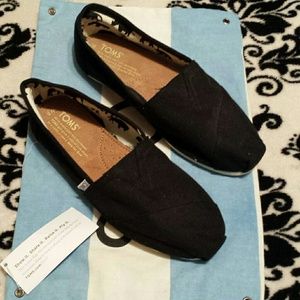 BRAND NEW TOMS size 8
