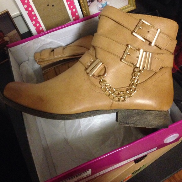 Ankle tan boots with gold chains size 10 - Picture 2 of 3