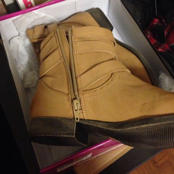 Ankle tan boots with gold chains size 10 - Picture 3 of 3