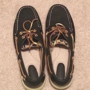 HOLD     Black and cheetah shoes