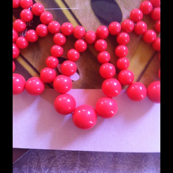 ⭐️🎉H/P🎉 Very Pretty Coral Beaded Loop Necklace - Picture 2 of 4