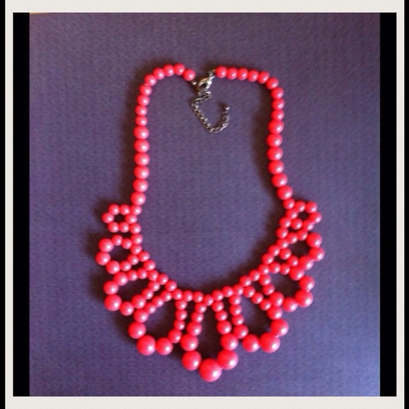 ⭐️🎉H/P🎉 Very Pretty Coral Beaded Loop Necklace - Picture 3 of 4