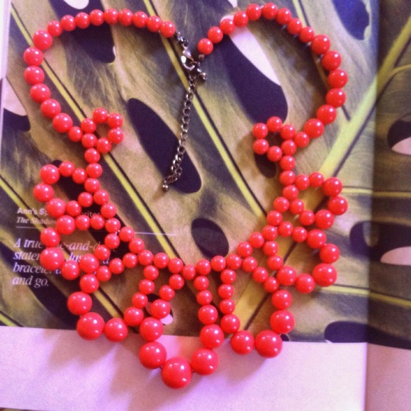 ⭐️🎉H/P🎉 Very Pretty Coral Beaded Loop Necklace - Picture 4 of 4