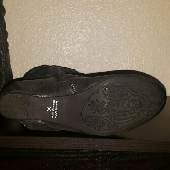 Calf high Grey Boots - Picture 3 of 3