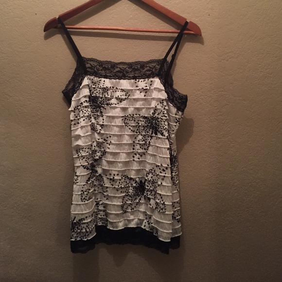 Cute butterfly tank! 🆕 listing!