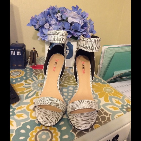 JustFab Shoes - Black and white heels