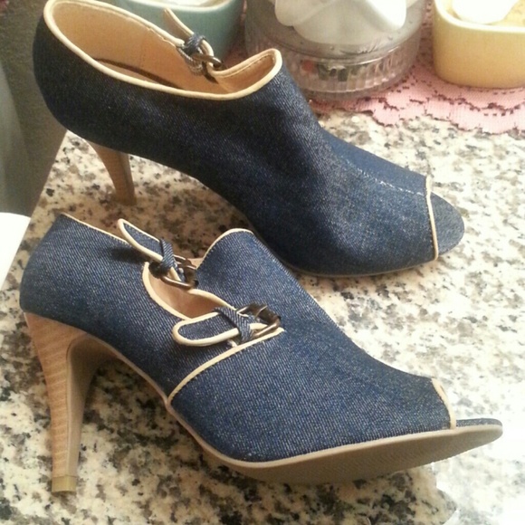 SHOES - Picture 2 of 3