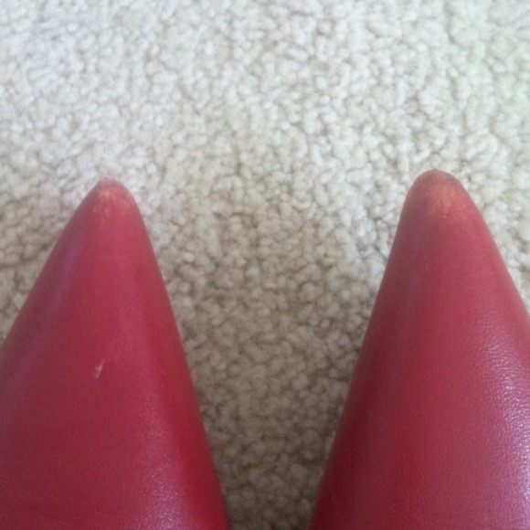 Red pointy pumps - Picture 2 of 4