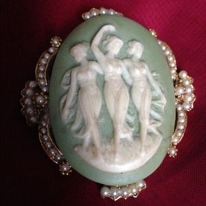 Vintage Cameo Brooch Pin