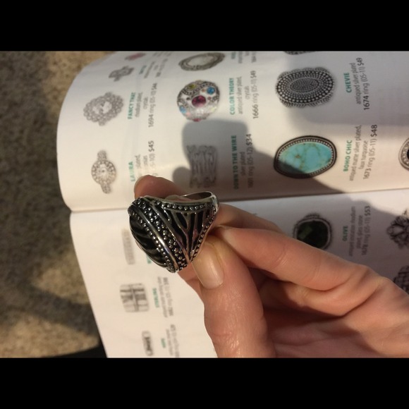 Zebra statement cocktail ring - Picture 2 of 4