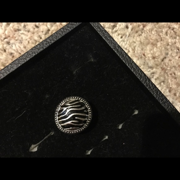 Zebra statement cocktail ring - Picture 3 of 4