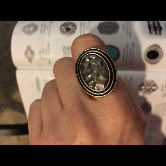 Oval silver tone hammered metal ring! - Picture 2 of 4