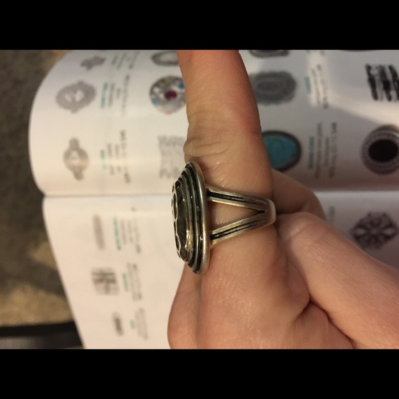 Oval silver tone hammered metal ring! - Picture 3 of 4
