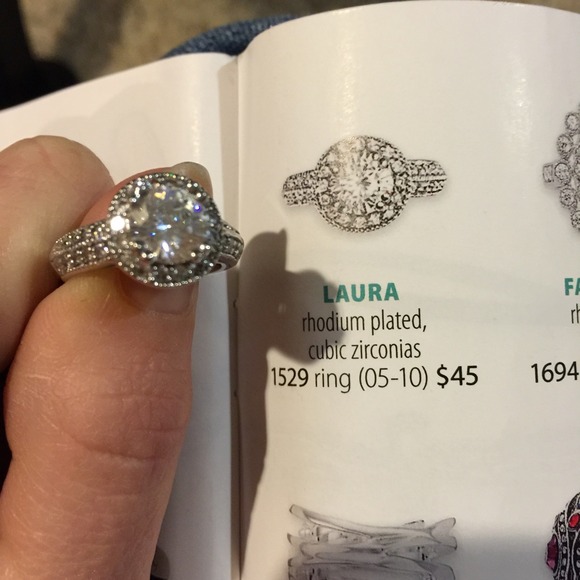 Laura Premire designs ring! - Picture 1 of 3