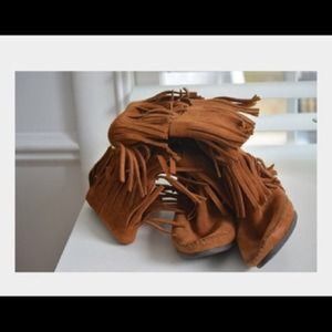 Minnetonka Boots Size 8