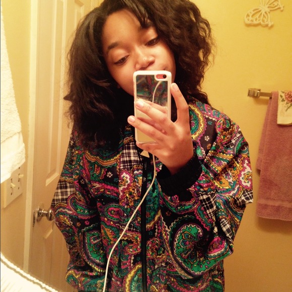 Colorful vintage windbreaker 😊💜