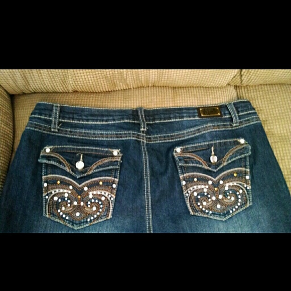 Stay on trend and comfortable. Miss Earl jeans