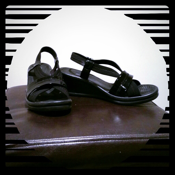 Strap sandals
