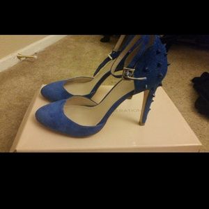 BCBG blue pump