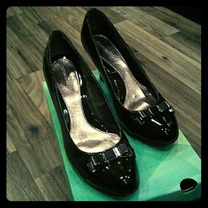 Comfortable patent black heels with metal bows