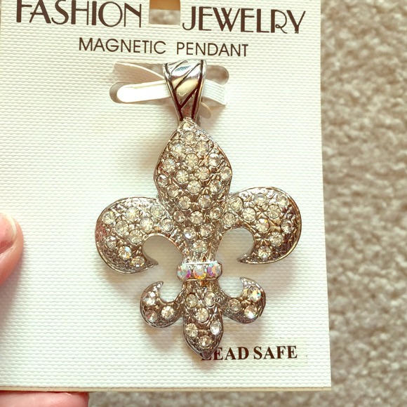 Rhinestoned pendant for necklace