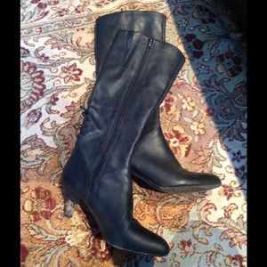 Practical black leather boots