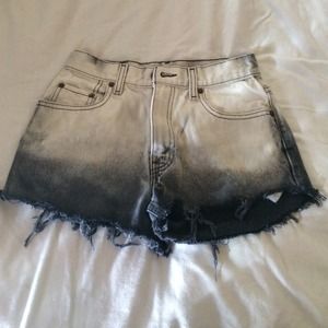 High waisted gradient shorts.
