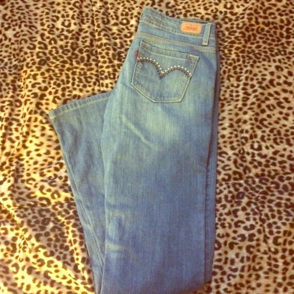 Light wash Levi jeans.