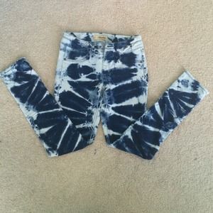 Super cute tie die jeggings!