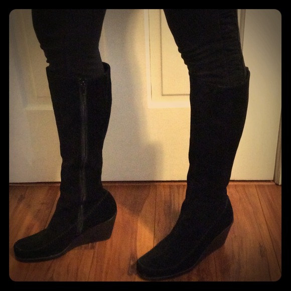 Wedged suede barely worn calf lengthened boots