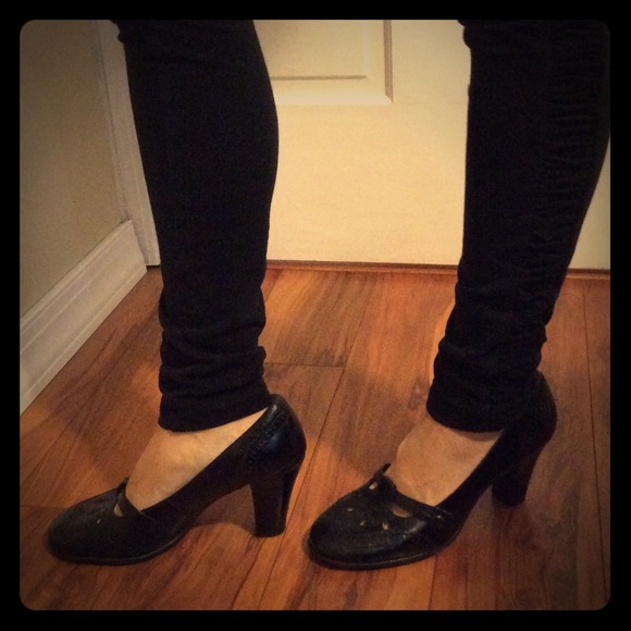Chic vintage black pumps