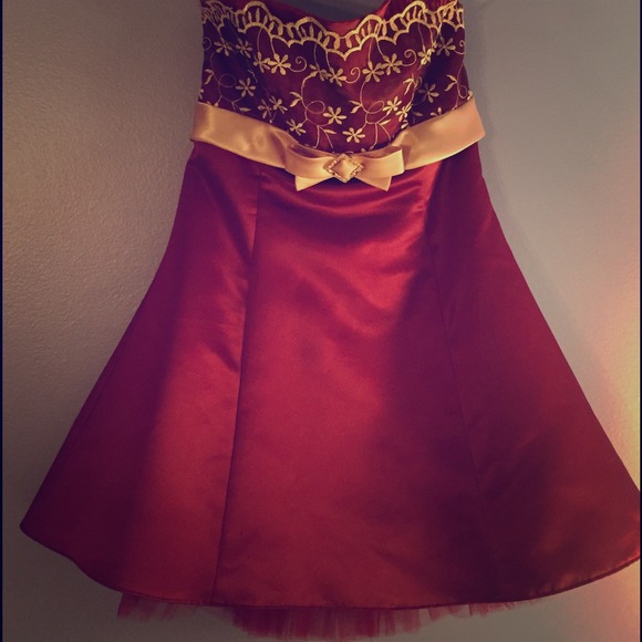 Satin dress, with toll lining underneath - Picture 1 of 3