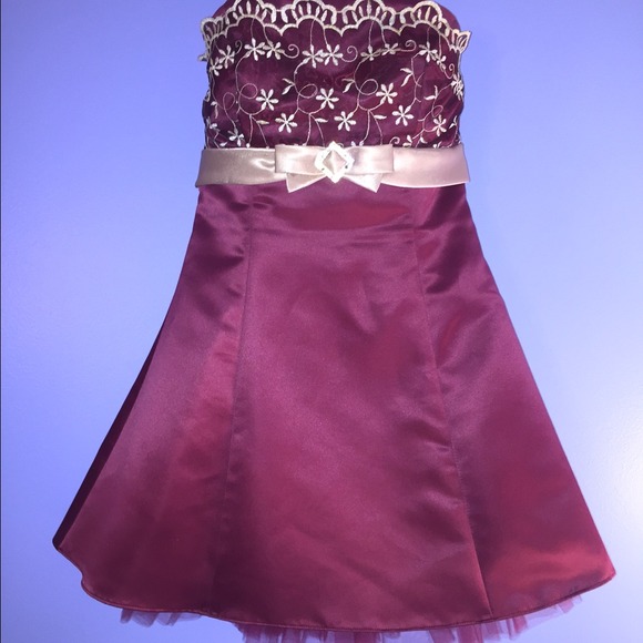 Satin dress, with toll lining underneath - Picture 2 of 3