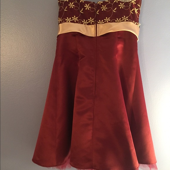 Satin dress, with toll lining underneath - Picture 3 of 3