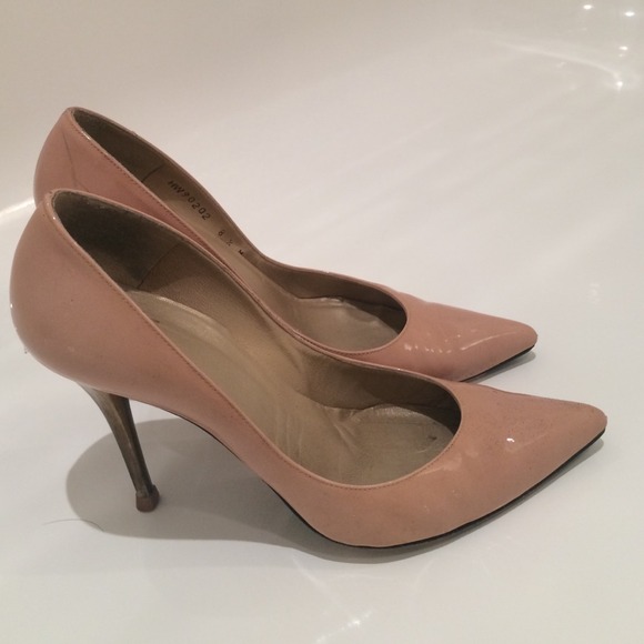 Stuart Weitzman "Naughty" Nude Pumps