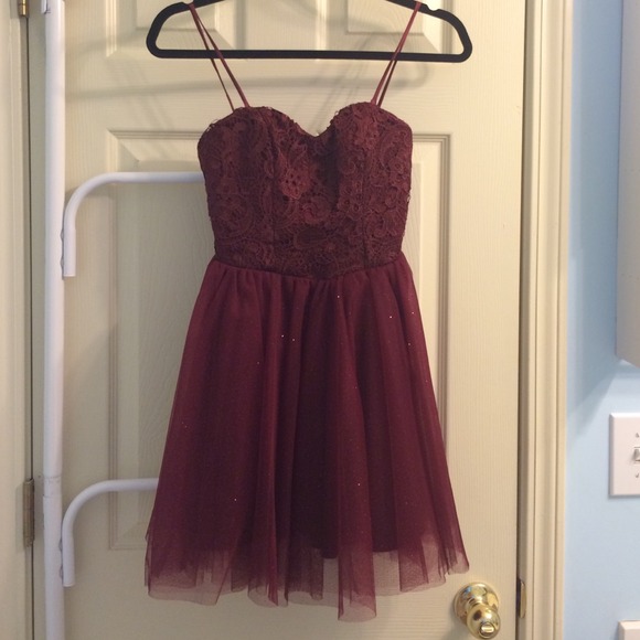 Short homecoming maroon dress - Picture 2 of 3