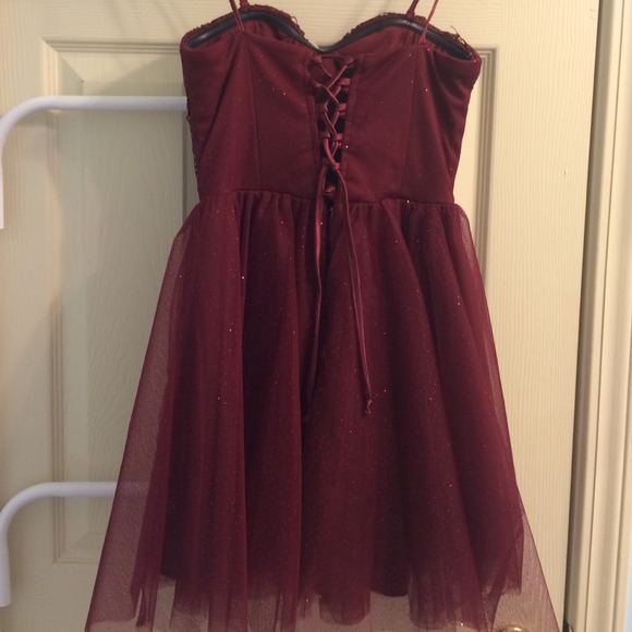 Short homecoming maroon dress - Picture 3 of 3