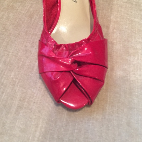 Red open toe pump - Picture 4 of 4