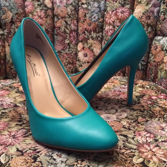 Gorgeous Teal almond toe pumps NIB - Picture 3 of 4