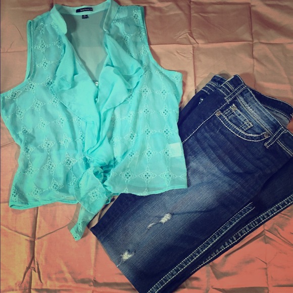 Cute cropped tie shirt!