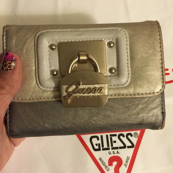 🎀SALE🎀Guess small trifold wallet