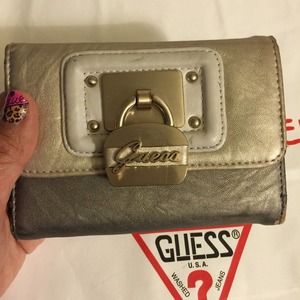 🎀SALE🎀Guess small trifold wallet