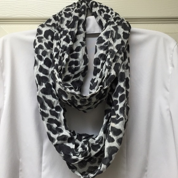 SOLD. ❤️❤️❤️Black and white scarf