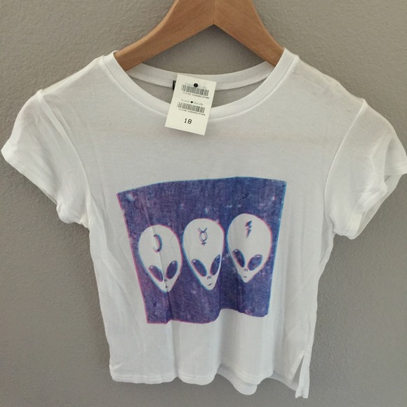 ✨SOLD✨ Brandy Melville Alien Crop Top👽 - Picture 2 of 4