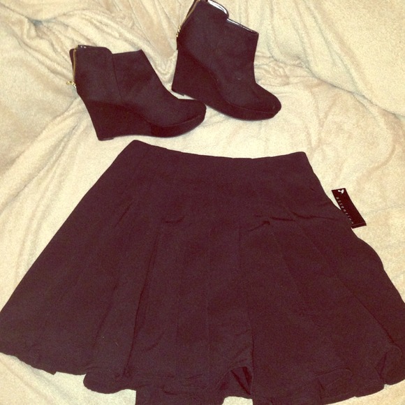 Pleaded black skirt.