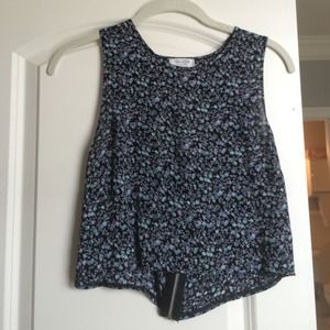 Brandy Melville crop top with adorable cut out
