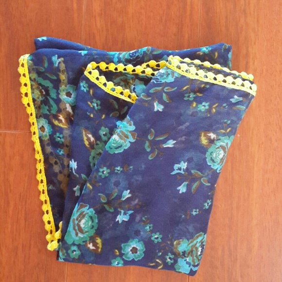 Flirty floral scarf NWOT